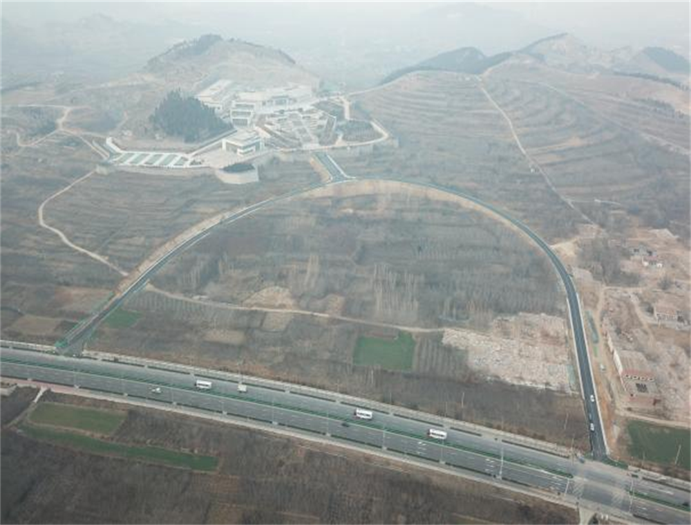 濟(jì)南市章丘區(qū)五頂山規(guī)劃道路工程瀝青下面層攤鋪?lái)樌瓿? /> <p>濟(jì)南市章丘區(qū)五頂山規(guī)劃道路工程瀝青下面層攤鋪?lái)樌瓿?/p></a></li>
        
  </ul>
	<script>new dk_slideplayer(